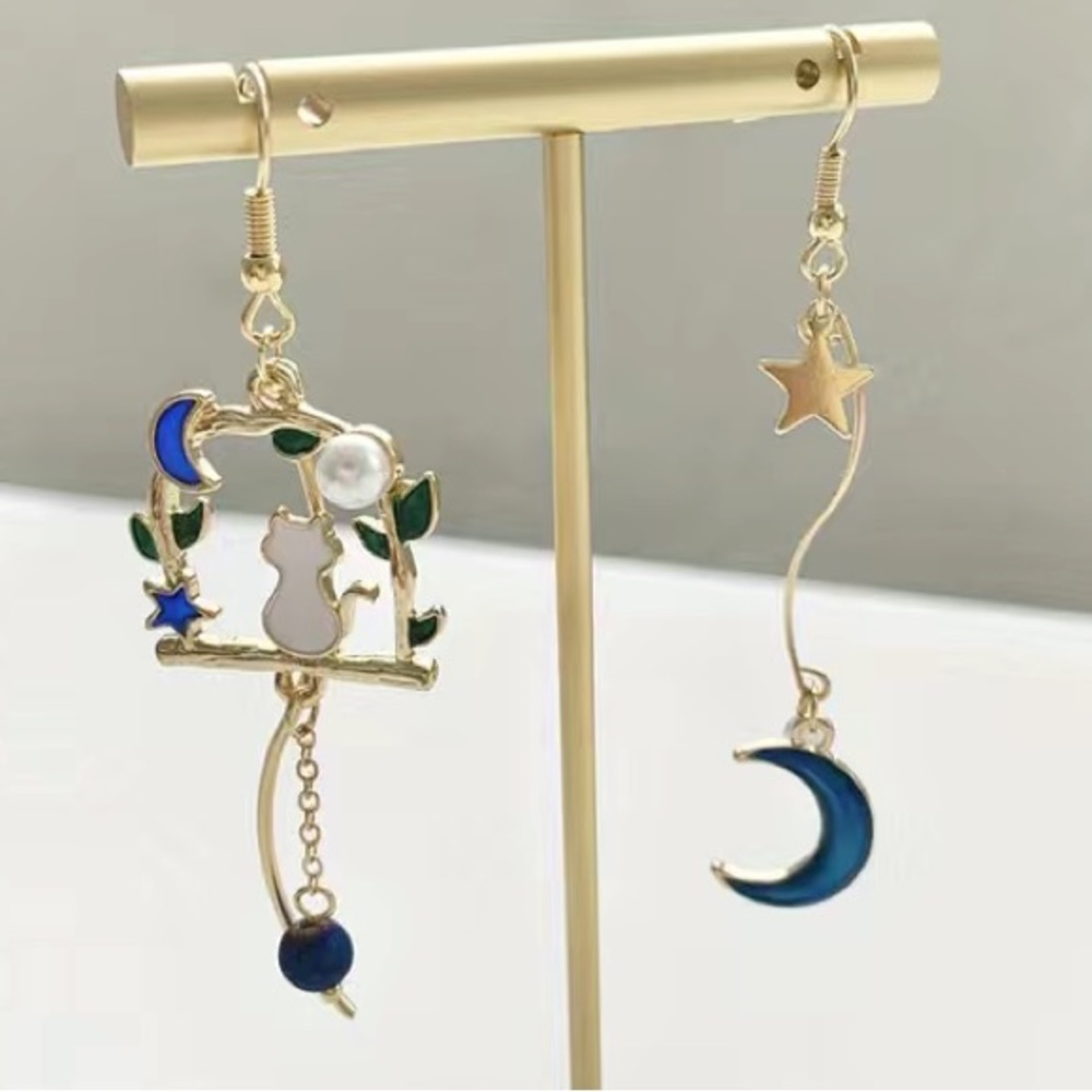 Asymmetrical Cat and Moon Earrings - Picture 3 of 4